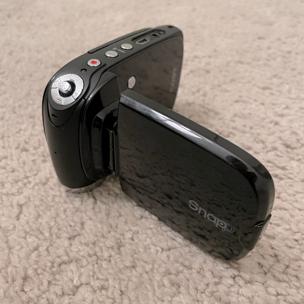 Coby Snap Digital Camcorder | 4X Zoom 1.3MP 1.44 LCD | 32Gb 2 HR